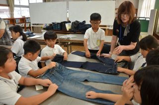 ジーンズの歴史、製造工程学ぶ　倉敷・味野小 出前講座始まる