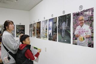 玉島５商店街２５店のポスター制作　倉敷芸科大生２人 集客後押し