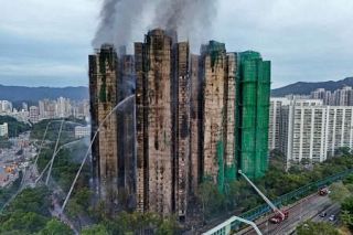 香港火災死者７５人不明２７９人　高層住宅補修請け負いの３人逮捕