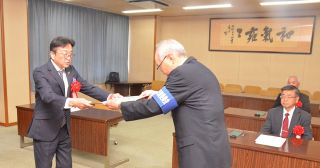 さらに明るく住みよい町へ　和気町長選・町議補選当選者に証書