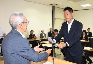 瀬戸内市ダブル選 当選証書を付与　黒石氏と新市議１８人 決意新たに
