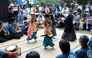 唐子踊、新コンビが初舞台　牛窓神社秋祭りで奉納【動画あり】