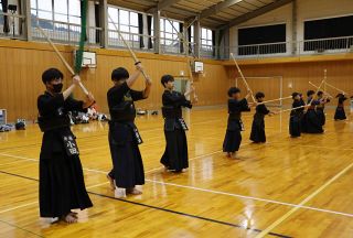 暑さに耐え技術磨き精神鍛える　井原剣道スポーツ少年団が土用稽古