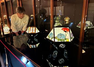 多面体に切り絵 光りで照らす　倉敷「希莉光あかり」２２点展示