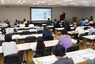学校の特色学び、相談も 中高生や保護者　岡山で通信制高校・サポート校相談会