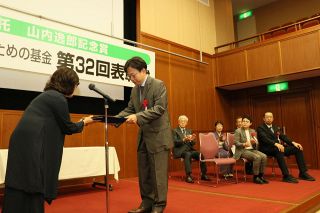 子どもの医療への貢献たたえる　医師ら３人に山内逸郎記念賞