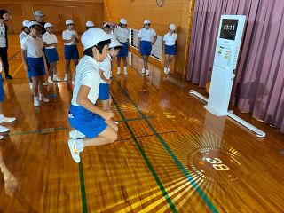 ＡＲ使いゲーム感覚で運動　久米南・誕生寺小で公開授業