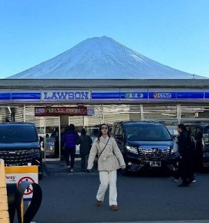 「コンビニ富士山」撮影遮る幕の設置と撤去、いたちごっこの行方は　訪日客殺到し道路で撮影、車道横切り・・・マナー違反再燃への懸念も