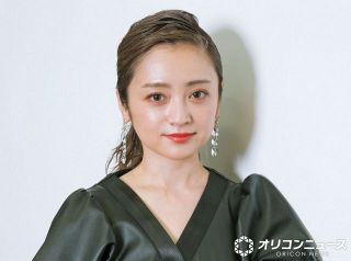 佐々木希、20年分の美しさを一枚に 未公開カットを“高級額装”で20枚