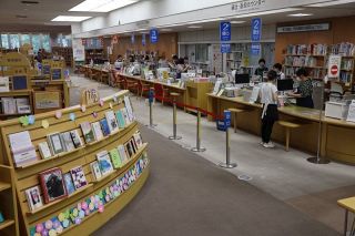 岡山県立図書館貸出冊数低迷、過去３番目の少なさ　２５年度１０８万冊、ネット普及で「書籍離れ」か