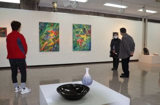 新鋭２作家の感性 響き合う空間　倉敷選抜美術展 洋画、陶芸５２点