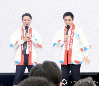 吉村府知事と横山市長が万博ステージで“漫才”さながら　「吉村うちわ」持つファンも…雨が降り出す