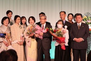 書家・中池竺舟さんの山陽新聞賞祝賀会　けがから回復、精進誓う