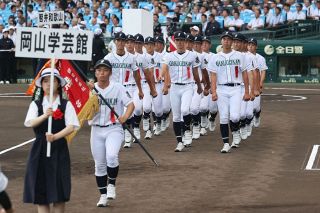 学芸館ナイン ３年連続の甲子園　一歩一歩踏みしめ入場行進