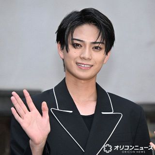 佐々木希、20年分の美しさを一枚に 未公開カットを“高級額装”で20枚