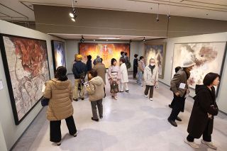 清澄な美の世界に酔いしれる　「院展」岡山会場 家族連れら続々