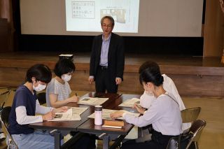 紙面作りの基礎学ぶ　岡山市でＰＴＡ新聞づくり教室