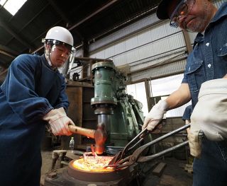 「体験　モノづくり最前線」④三暁（福山市）の「鍛造製品」　焼けた熱打ち職人気分