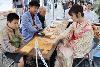 女流棋士がファンに指導対局　倉敷市・美観地区で青空将棋道場
