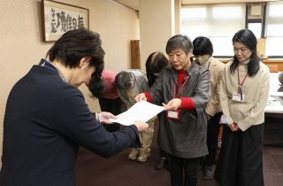 補助金減額の見直し求め要望書　笠岡市長に地元ＮＰＯ