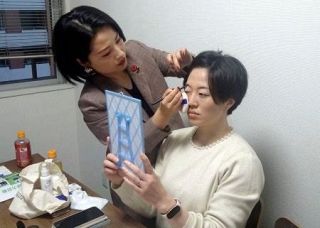 女性アスリート「メークで士気上げて」　山梨から「美容トレーナー」、独自の挑戦