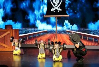 リニューアル「日光さる軍団」魅力放つ　海賊の新演目、赤ちゃんとふれあいも