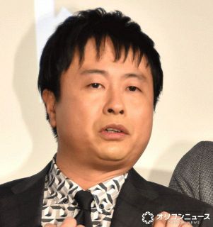 中島健人『遊戯王』激レアカード片手にウインク パリの名所背景に大
