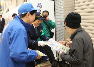 犯罪や事故への注意呼びかけ　歳末特別警戒の合同パトロール 岡山県や県警