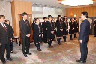 「書の甲子園」準優勝報告　明誠学院高書道部が岡山県知事表敬