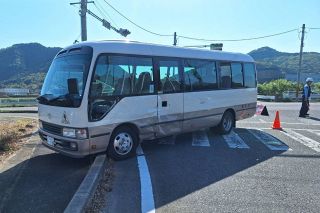 スクールバスとワゴン車が衝突、児童ら２人が軽傷のもよう　美作の国道