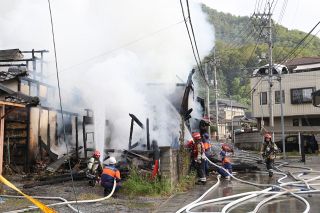 木造２階の住宅と倉庫全焼　備前市伊里中の男性方