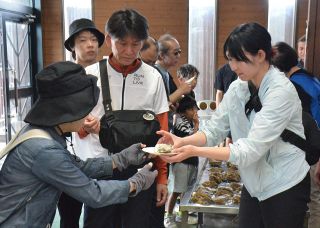 カキグルメ満喫 岩ガキに長い列　備前・日生で〝夏季フェス〟