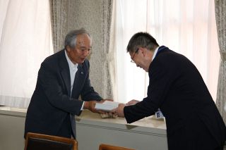 倉敷市立工高存続へ署名提出　ＯＢ、市教委に２０３２人分