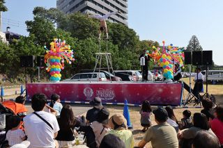 木下サーカス団員が京橋朝市でパフォーマンス披露　観客を魅了、拍手湧く