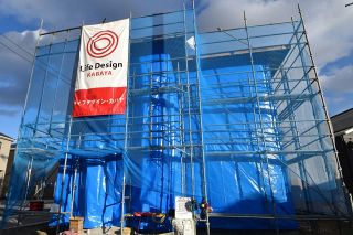 住宅建築用ブルーシート再生に力　萩原工業、加工や洗浄でコスト削減