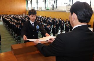 夢に向かって新たな一歩　岡山県内公立中で卒業式　