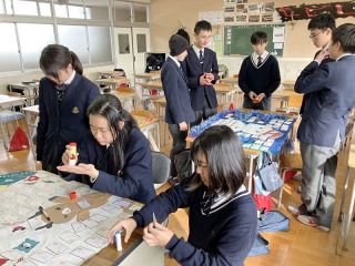 入院の子にＸマスカード 励ましを　金光学園中・福島さん 同級生協力