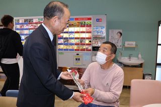 献血者に感謝込めカーネーション贈る　岡山県赤十字センター