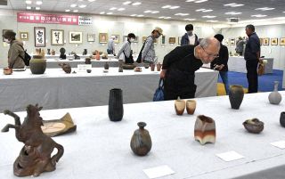 絵画や工芸品 逸品に入札　岡山、歳末助け合い美術展開幕