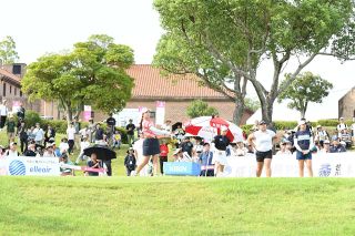 決勝ラウンド進出へ１１８選手が次々スタート 山陽新聞レディース杯ゴルフ第２日