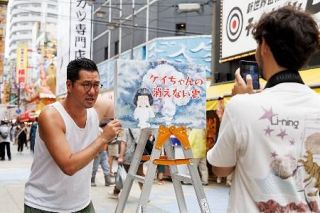 ドローンショーや路上紙芝居で伝えるのは８１年前の戦争の記憶　手を替え品を替え、多様な企画で「関心のない人に届けたい」