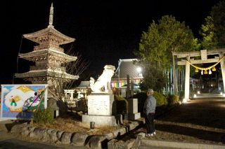 餘慶寺三重塔 夜空にくっきり　瀬戸内・上寺山 両詣りへ試験点灯