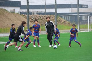 佐野航大選手がうまくなるコツ伝授　笠岡で小学生サッカー教室、直接指導「奇跡みたい」