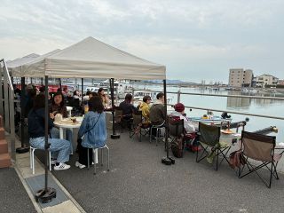 瀬戸内の景色もごちそう　笠岡港「ミナトの休日」飲食楽しむ