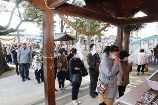 マムシよけ、安産祈願に長い列　津山・福力荒神社で例大祭開始