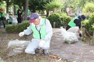 旭川荘で６００人が清掃奉仕　岡山南ＲＣの会員企業社員ら