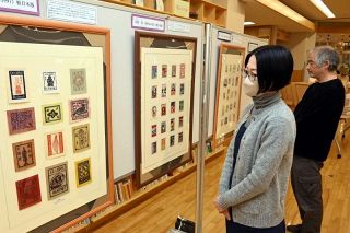 “紙の宝石” 美しい図柄が魅了　久米南町図書館 「書票」の展示会