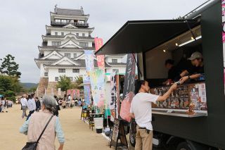 福山城にキッチンカー３５台集結　１３日までグルメグランプリ