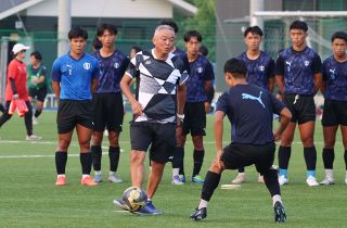 元Ｖ川崎総監督李さん　学芸館でサッカー教室　技術や心構え伝える