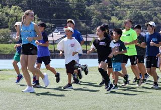 カザフ陸上選手団が小中生と交流　短距離や投てきでアドバイス　岡山・環太平洋大